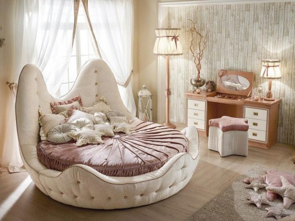 Giường ngủ tròn với màu hồng quyến rũ