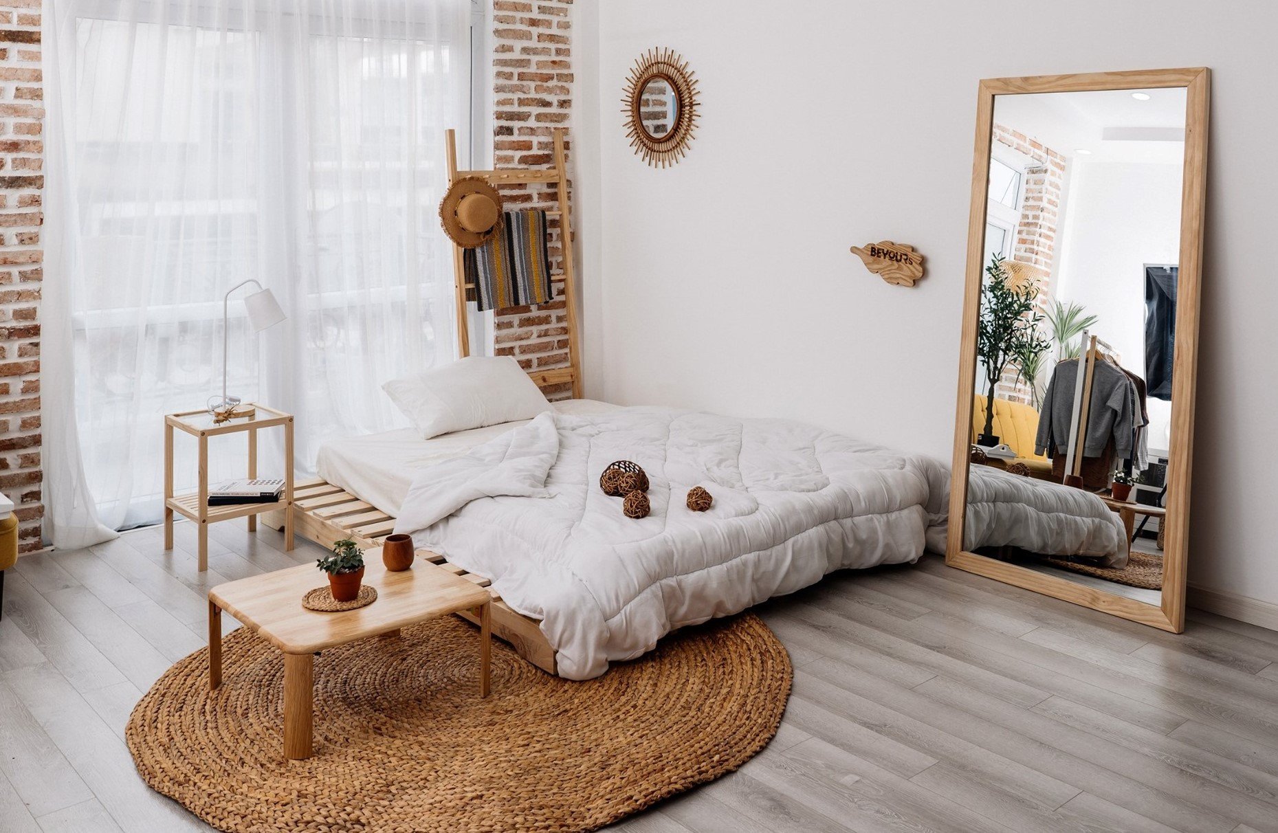 Giường pallet là gì? Ưu điểm và nhược điểm của giường pallet gỗ